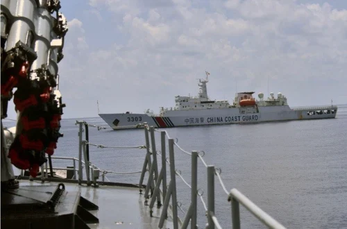 سفينة تابعة لخفر السواحل الصينية وسفينة حربية إندونيسية