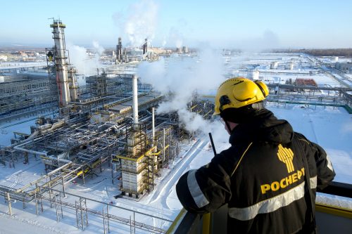 عامل داخل مصفاة لتكرير النفط في منطقة سامارا الروسية