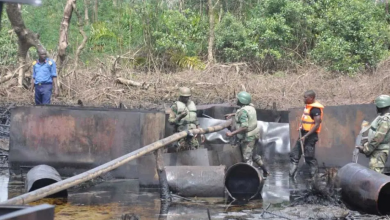 Photo of مكافحة سرقة النفط في نيجيريا تسفر عن تدمير 39 مصفاة بدائية و103 خزانات (صور)