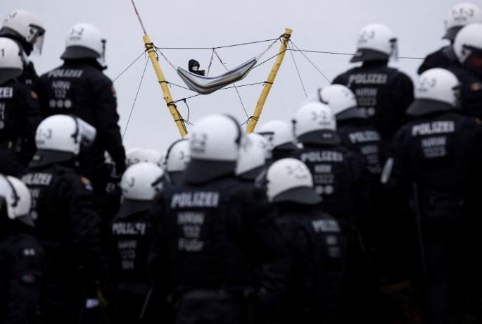 توسعة منجم فحم تجدد الاشتباكات بين الشرطة ونشطاء المناخ في ألمانيا