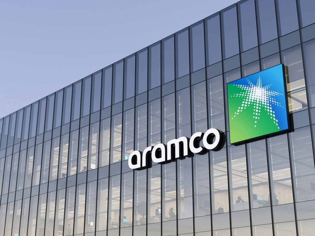 شعار شركة أرامكو وسعر سهم أرامكو يرتفع