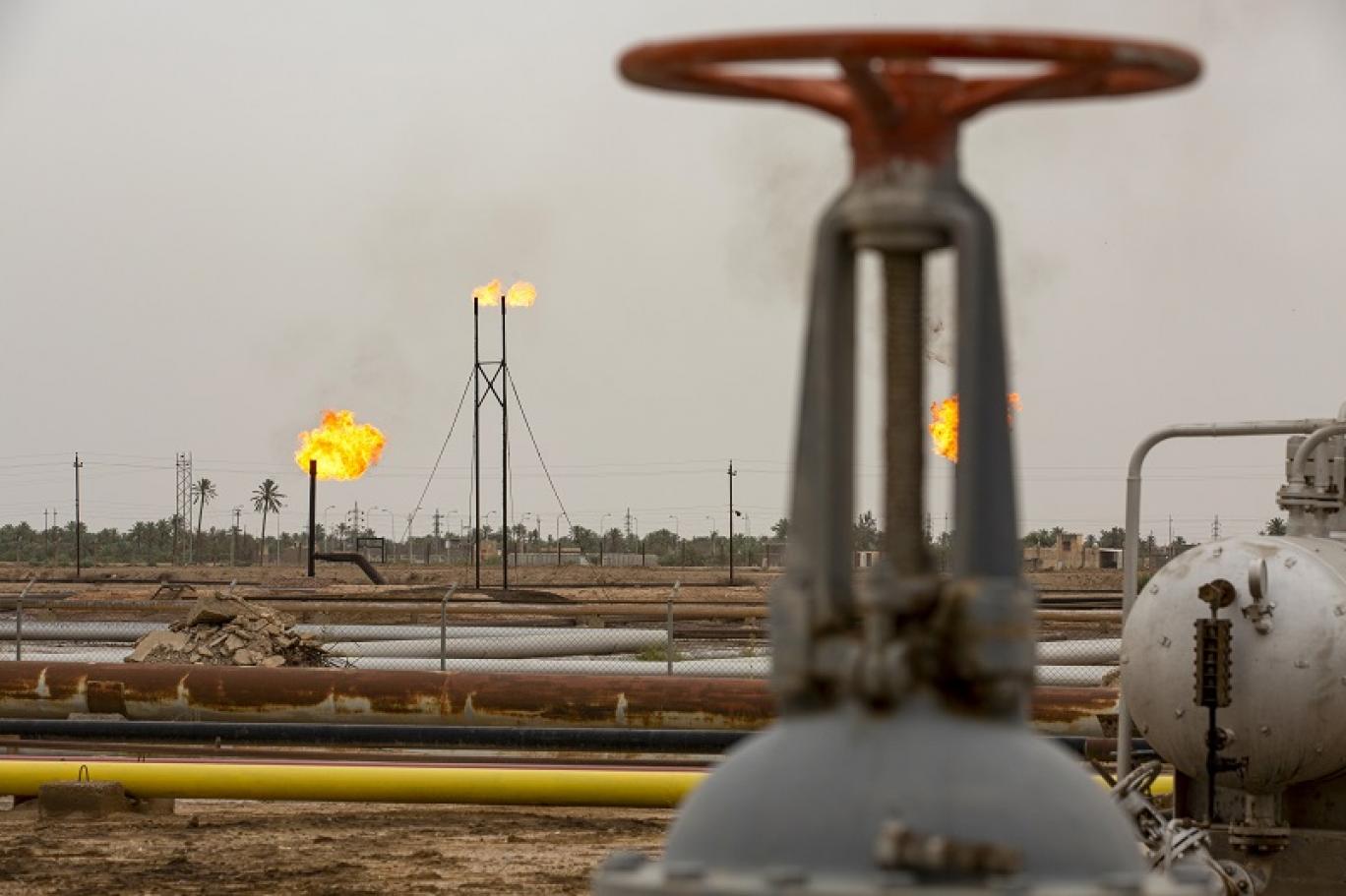 عمليات لحرق الغاز المصاحب في أحد حقول النفط العراقية