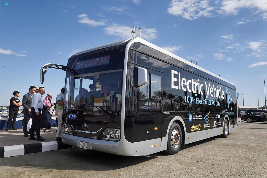 أول حافلة نقل عام كهربائية في السعودية