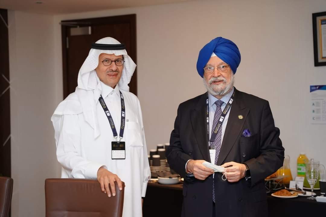 وزير النفط الهندي ووزير الطاقة السعودي الأمير عبدالعزيز بن سلمان يتحدثان عن واردات الهند من النفط الخليجي