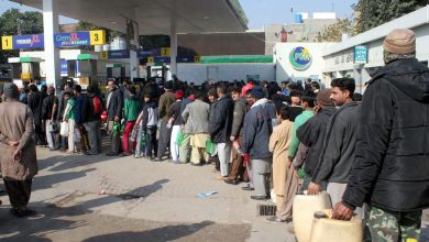 Photo of أزمة الوقود في باكستان تشتعل.. وملاحقة المحطات المتورطة بإجراءات رادعة