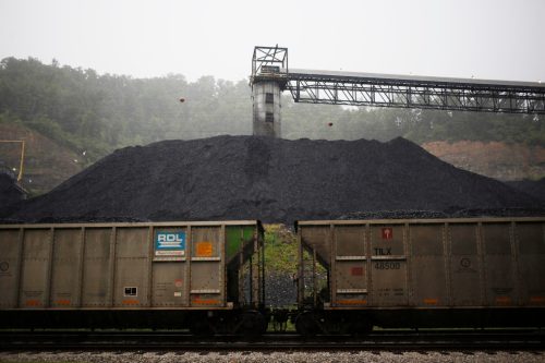 نشطاء المناخ ينتقدون أكبر بنك ألماني في تشديد تمويل الفحم دون النفط والغاز