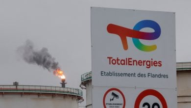 Photo of الإضراب يجبر مصافي النفط في فرنسا على وقف تسليم شحنات الوقود