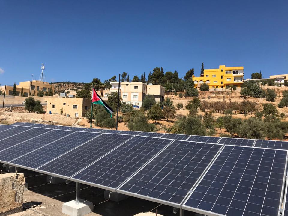 ألواح طاقة شمسية فوق أسطح إحدى المدارس في الأردن