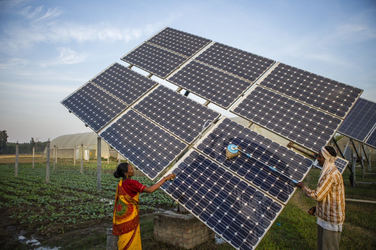 تنظيف الألواح الشمسية في الهند والأنظمة الشمسية الهندية بالريف 
