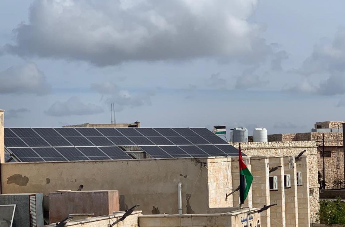 ألواح طاقة شمسية فوق أسطح إحدى المدارس في الأردن