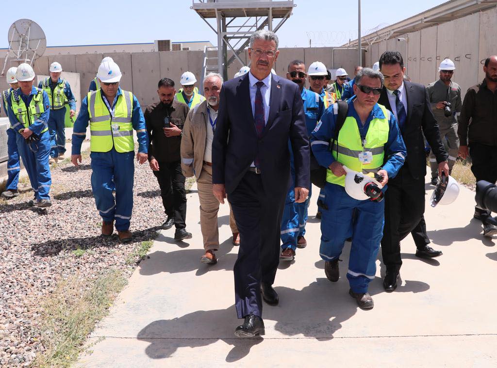 وزير النفط العراقي خلال تفقده مشروع معمل البصرة لفصل وتسييل الغاز الطبيعي