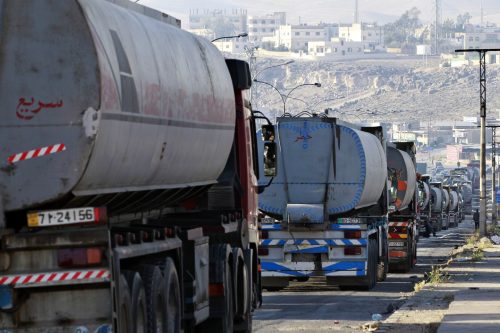 شاحنات تنقل النفط العراقي إلى الأردن