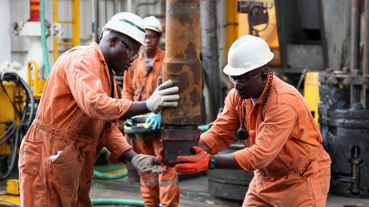 عاملون بأحد مواقع النفط والغاز في نيجيريا