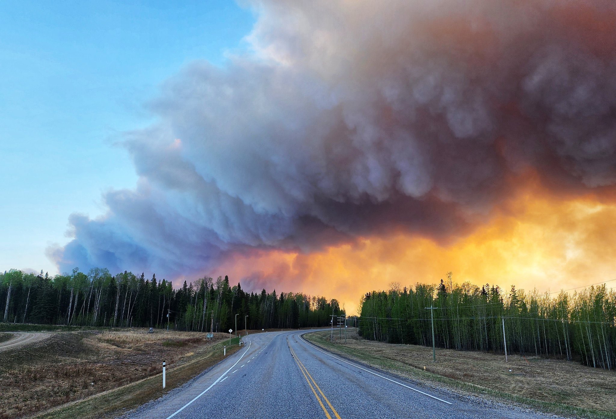 حرائق الغابات في ألبرتا الكندية تثير مخاوف من تبعات تغير المناخ