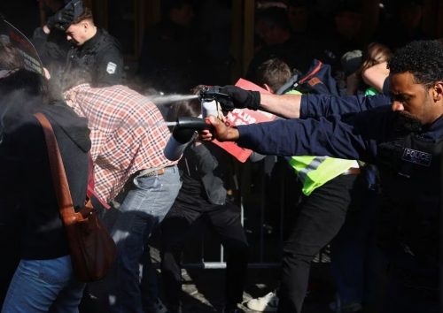 جانب من اشتباكات الشرطة الفرنسية مع المتظاهرين