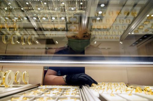 بائعة داخل متجر للذهب في الصين