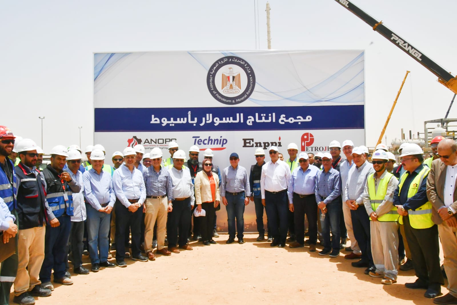 وزير البترول المصري طارق الملا أثناء تفقده مجمع إنتاج السولار في أسيوط