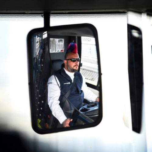 سائق أمان في أول حافلة محلية ذاتية القيادة