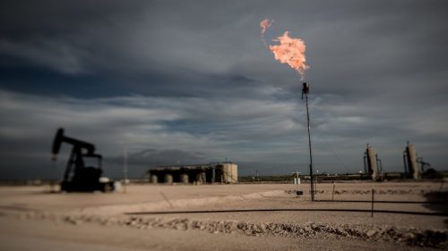 حرق الغاز في محطة لاستخراج النفط 
