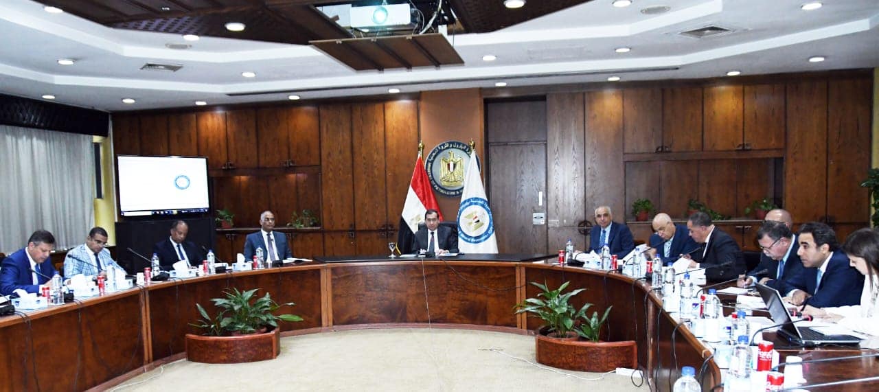 اجتماع وزير البترول مع الجمعية التأسيسية لشركة العلمين لإنتاج السيليكون في مصر