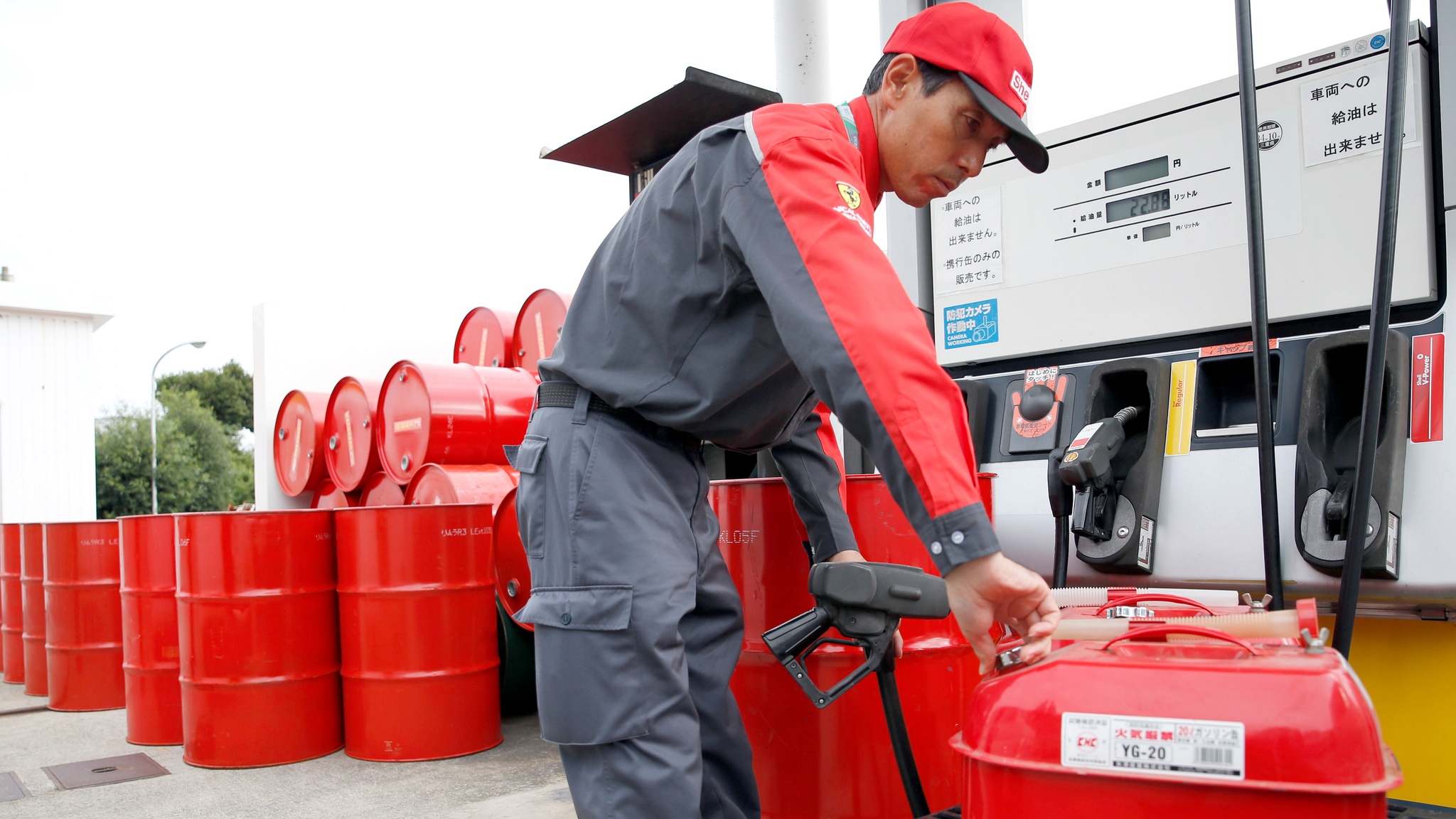 عامل في إحدى محطات الوقود اليابانية - الصورة من Nikkei Asia