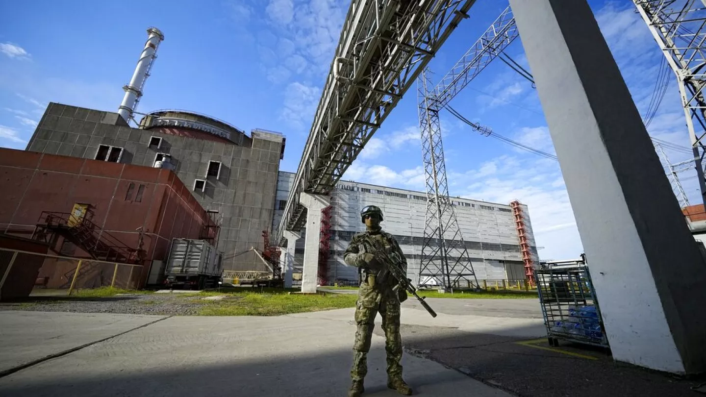 أحد الجنود أمام محطة زابوريزهيا النووية