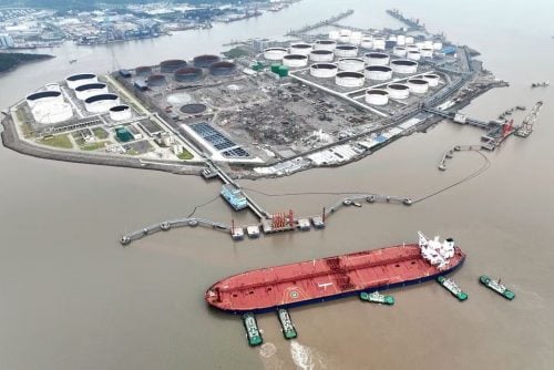 ناقلة بالقرب من ميناء لتخزين النفط في اليابان