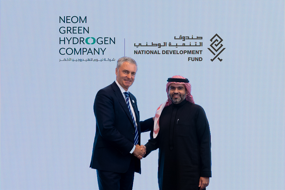 جانب من توقيع الاتفاق بين شركة نيوم للهيدروجين الأخضر والصندوق الوطني للتنمية السعودي