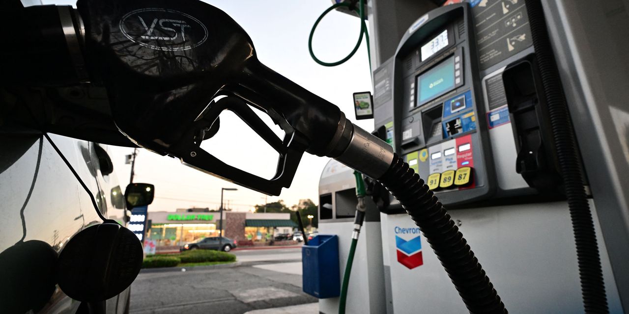 محطة وقود في آسيا أثناء تعبئة سيارة وسط ارتفاع الطلب على البنزين