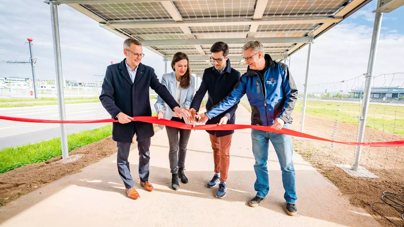 جانب من افتتاح أول مسار دراجات بسقف شمسي في أوروبا