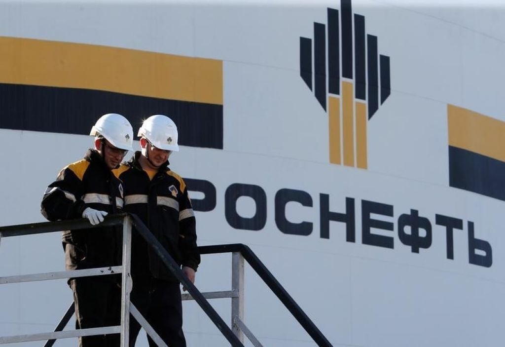 موظفون في شركة روسنفط الروسية