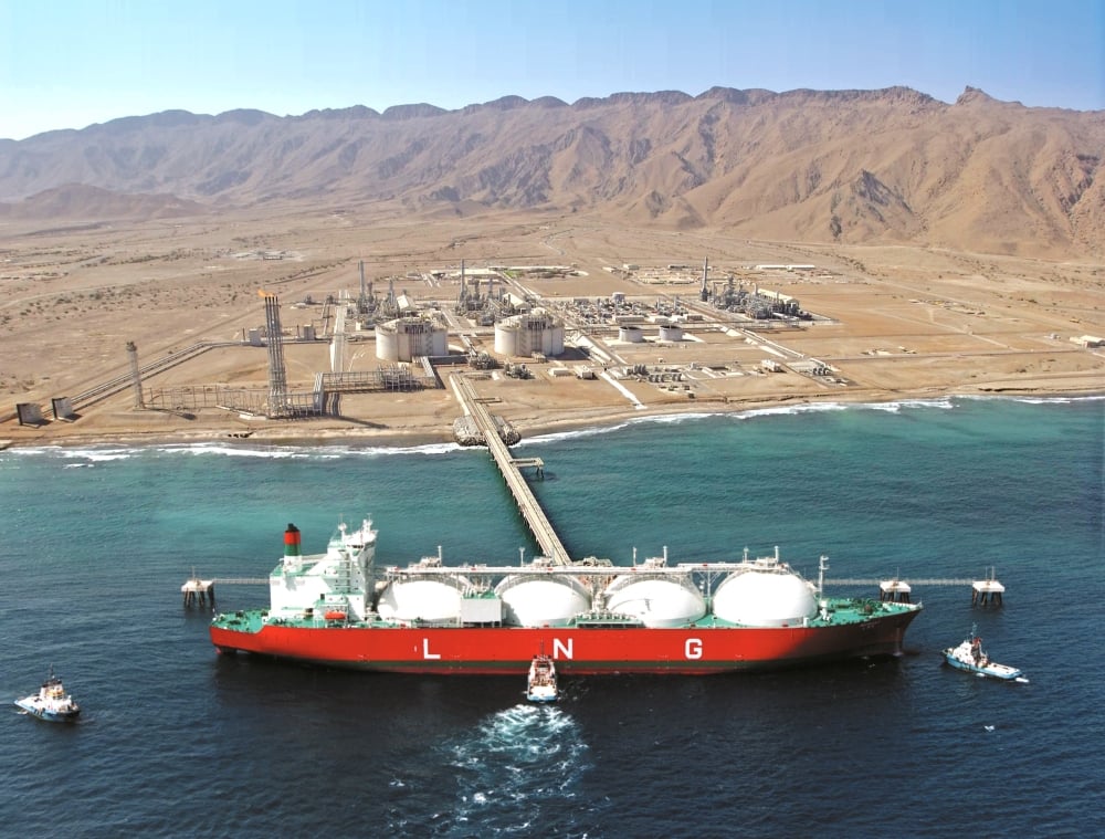أحد مواني تصدير واستيراد النفط والغاز في سلطنة عمان