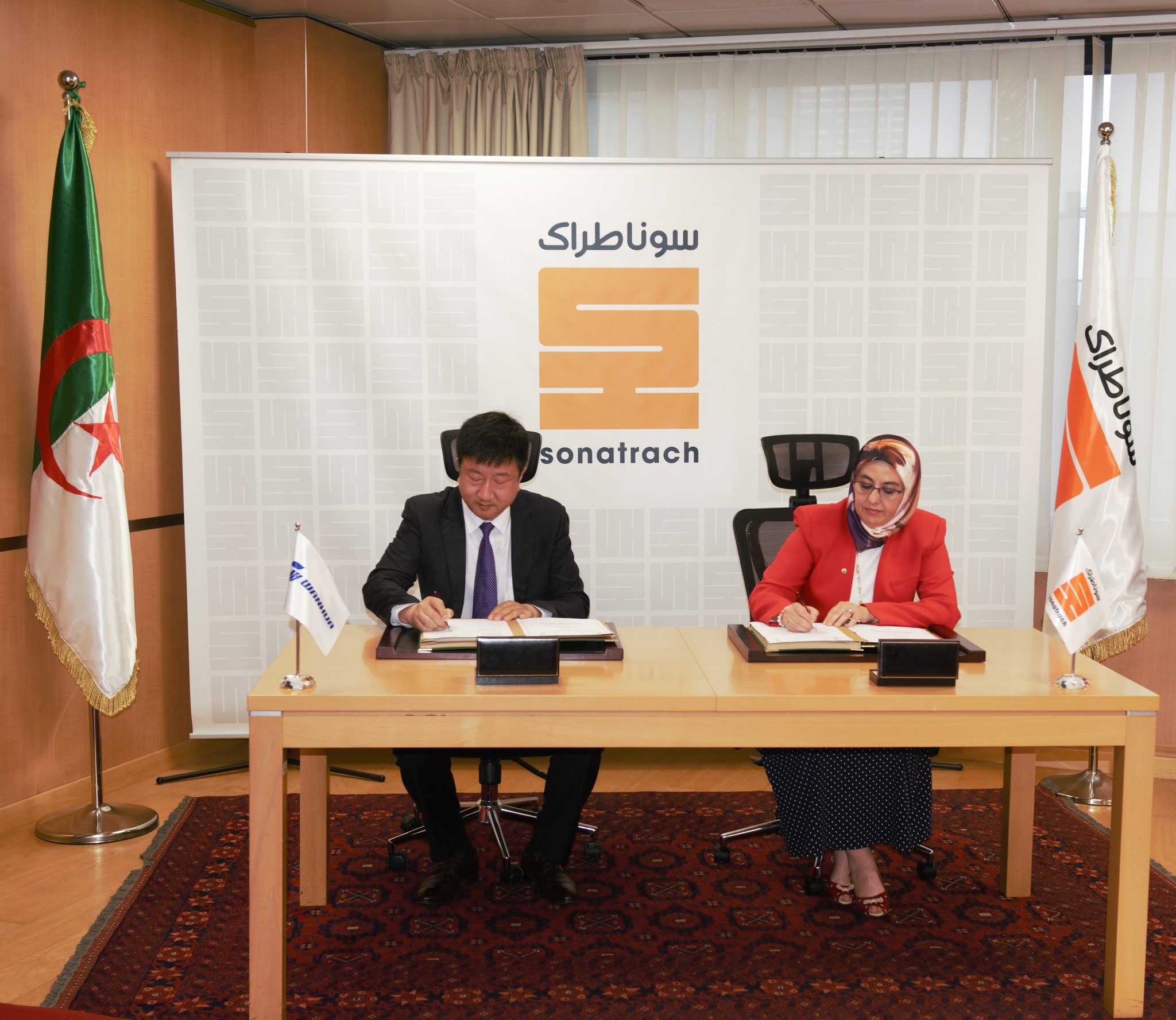 مراسم توقيع عقد تصدير غاز النفط المسال من الجزائر إلى الصين