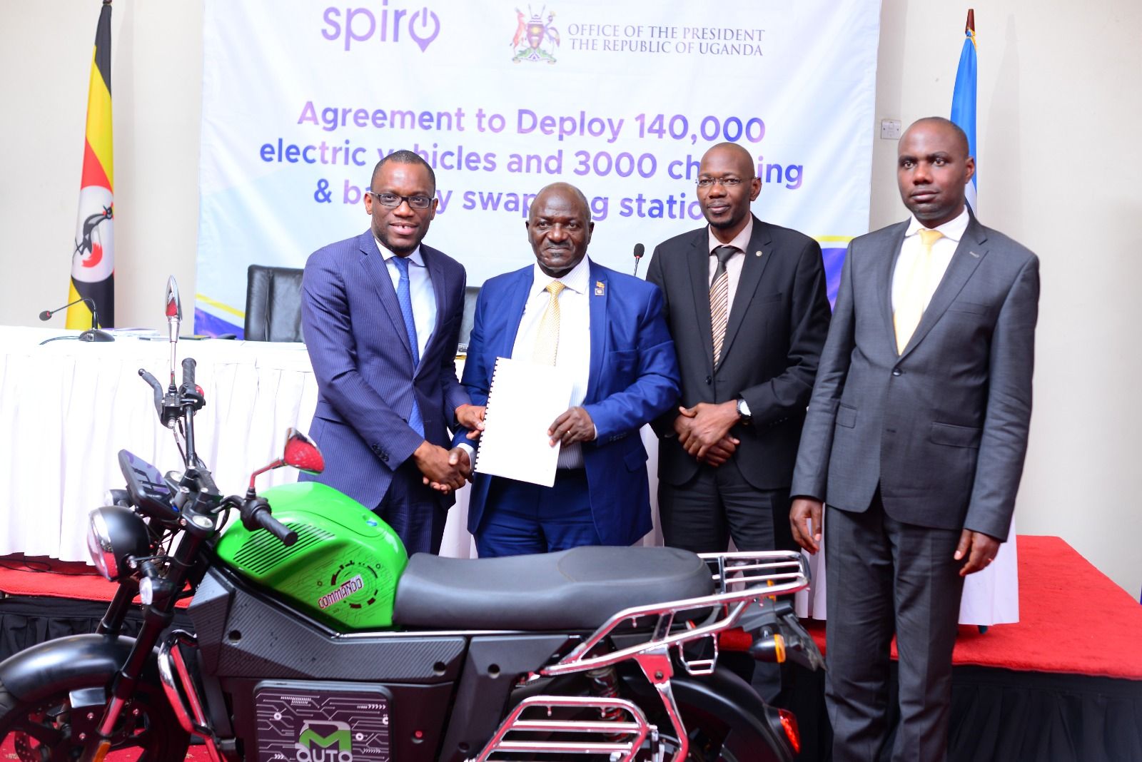 توقيع اتفاقية الدراجات النارية الكهربائية في أوغندا