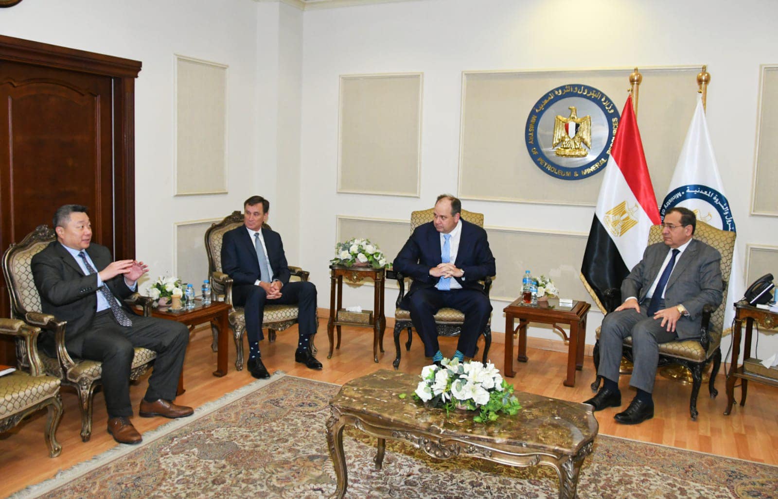 جانب من لقاء وزير البترول المصري مع رئيس شركة أباتشي الأميركية