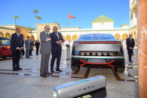 العاهل المغربي الملك محمد السادس أمام أول سيارة مغربية الصنع 