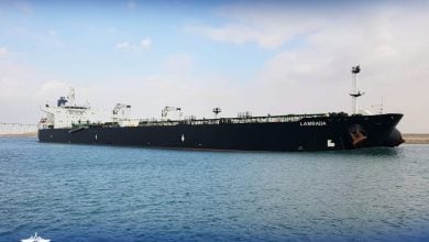 Photo of جنوح سفينة في قناة السويس قادمة من السعودية.. ونجاح جهود تعويمها (فيديو)