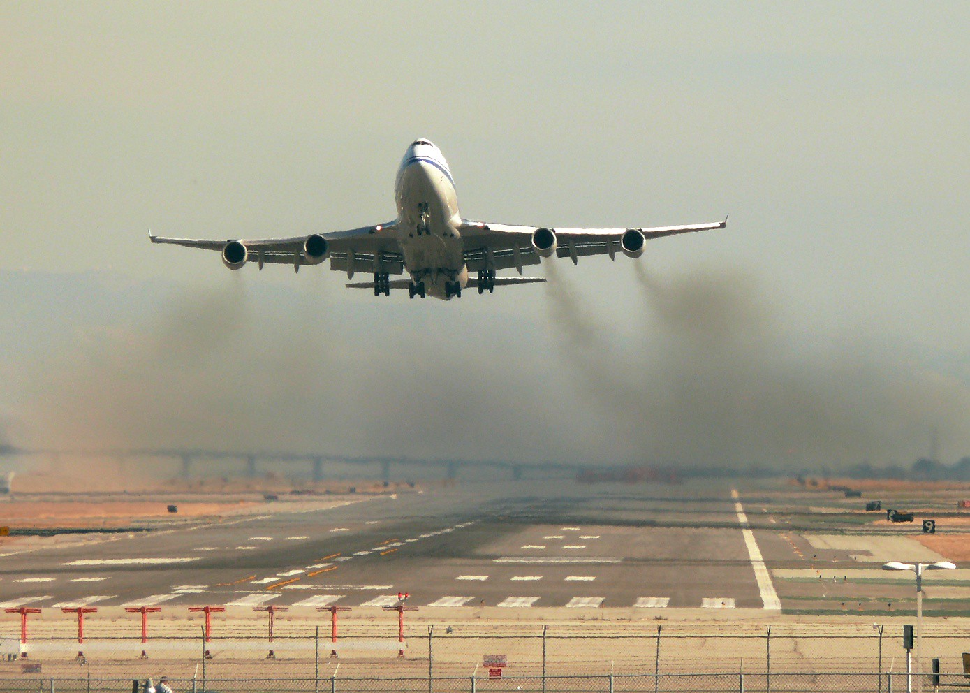 طائرة تطلق كميات من انبعاثات قطاع النقل في الغلاف الجوي 