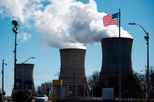 مفاعلات نووية بجوار العلم الأميركي في الولايات المتحدة