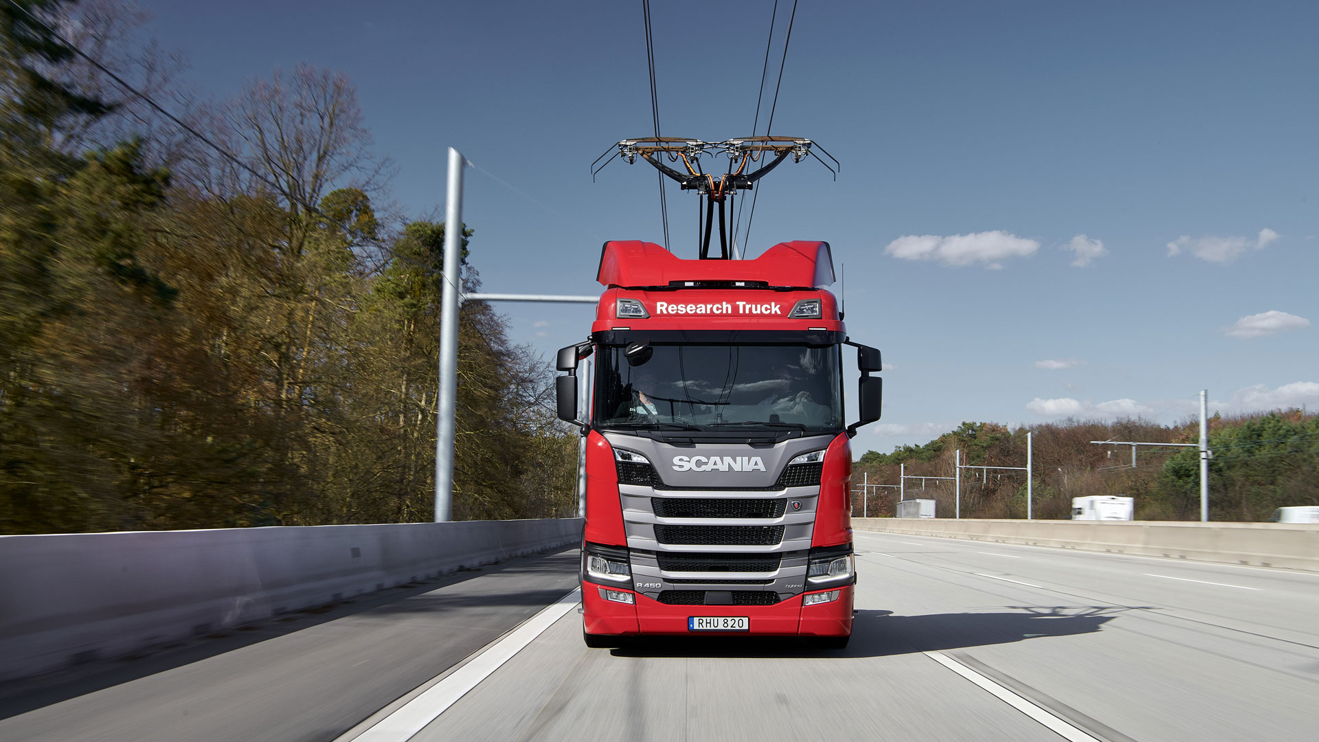 شاحنة تتلقى إمدادات الكهرباء عبر خطوط كهرباء علوية تُدعم مقترحات شحن أول طريق كهربائي ثابت عالميًا