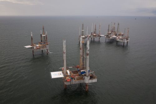 منصات النفط في خليج المكسيك بالقرب من بورت فورشون بولاية لويزيانا الأميركية