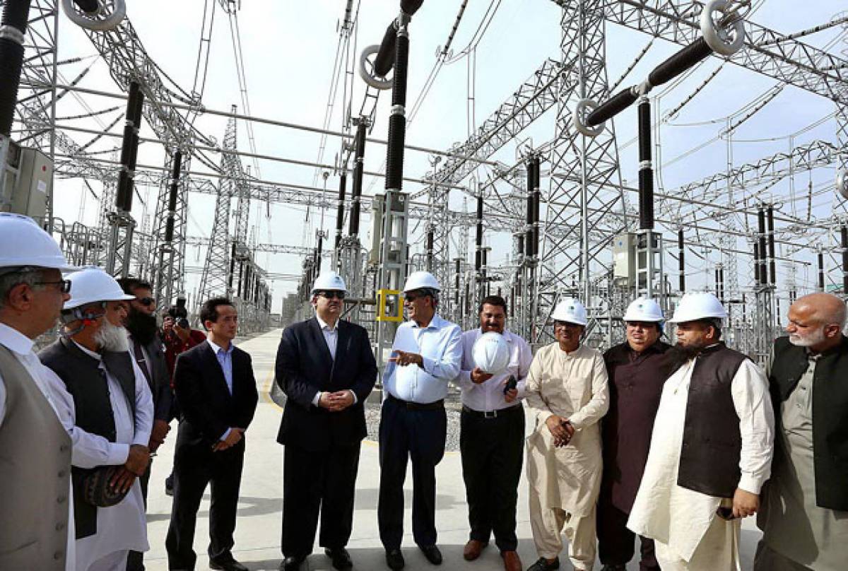 وزير الطاقة في باكستان خلال إطلاق خط نقل الكهرباء الجديد
