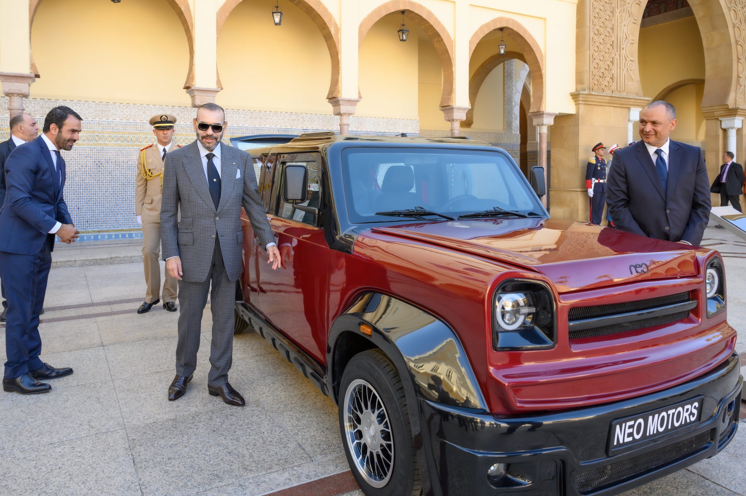 العاهل المغربي الملك محمد السادس أمام أول سيارة مغربية الصنع