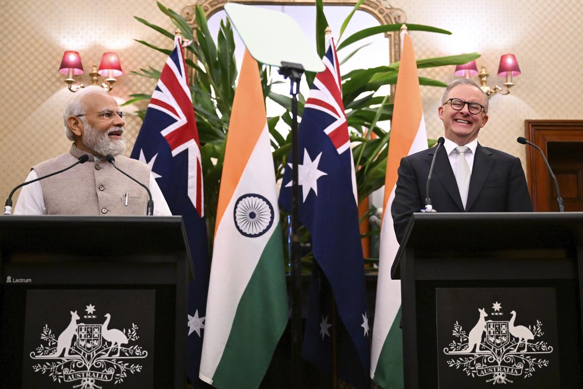 من اليمين: رئيس الوزراء الأسترالي أنتوني ألبانيز ونظيره الهندي ناريندرا مودي - الصورة من أسوشيتد برس