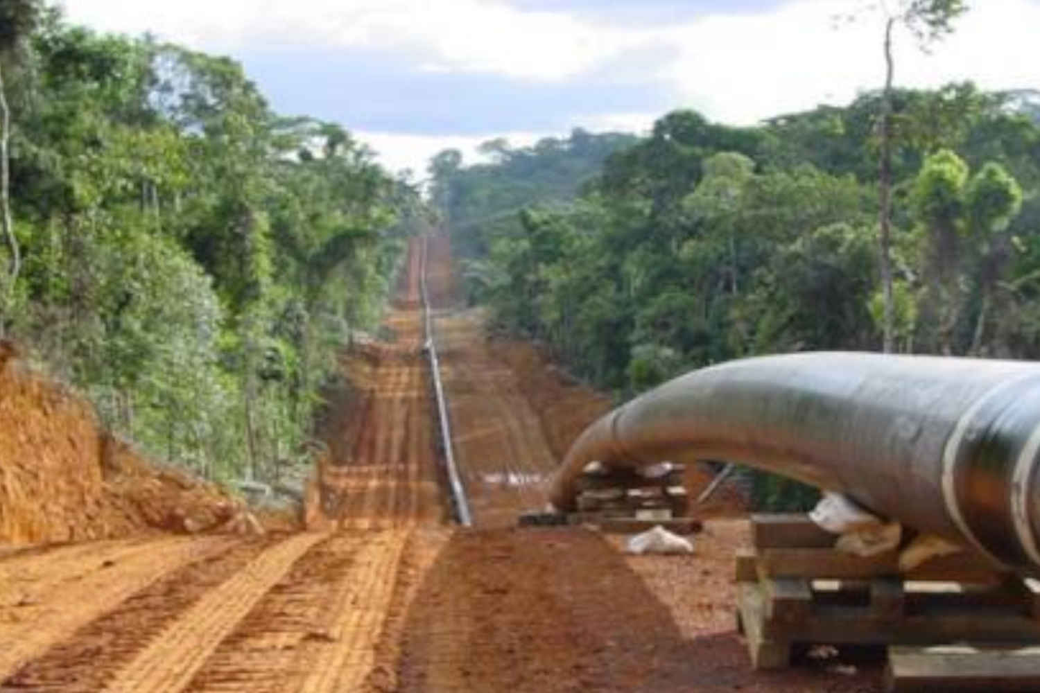 جانب من أعمال بناء خط أنابيب نقط شرق أفريقيا "إيكوب"