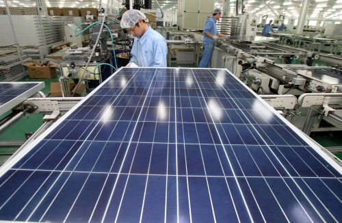أحد مراحل تصنيع الخلايا الشمسية والألواح في الصين