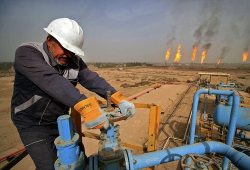 عامل في أحد حقول النفط في العراق