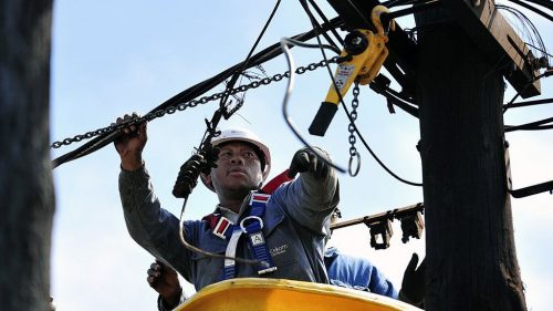 أحد عمال مرفق الكهرباء في جنوب أفريقيا 
