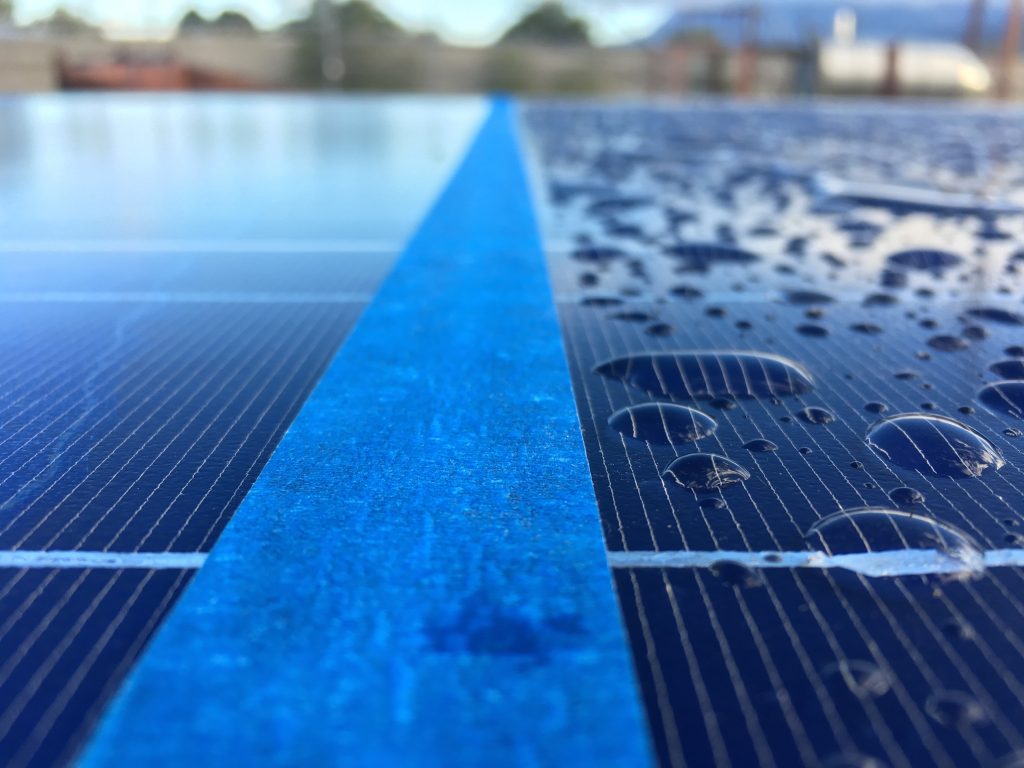 تقنية لتنظيف ألواح الطاقة الشمسية تُعزز من كفاءتها (دراسة) - الطاقة