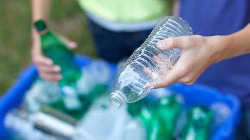 إعادة تدوير الزجاجات البلاستيكية 